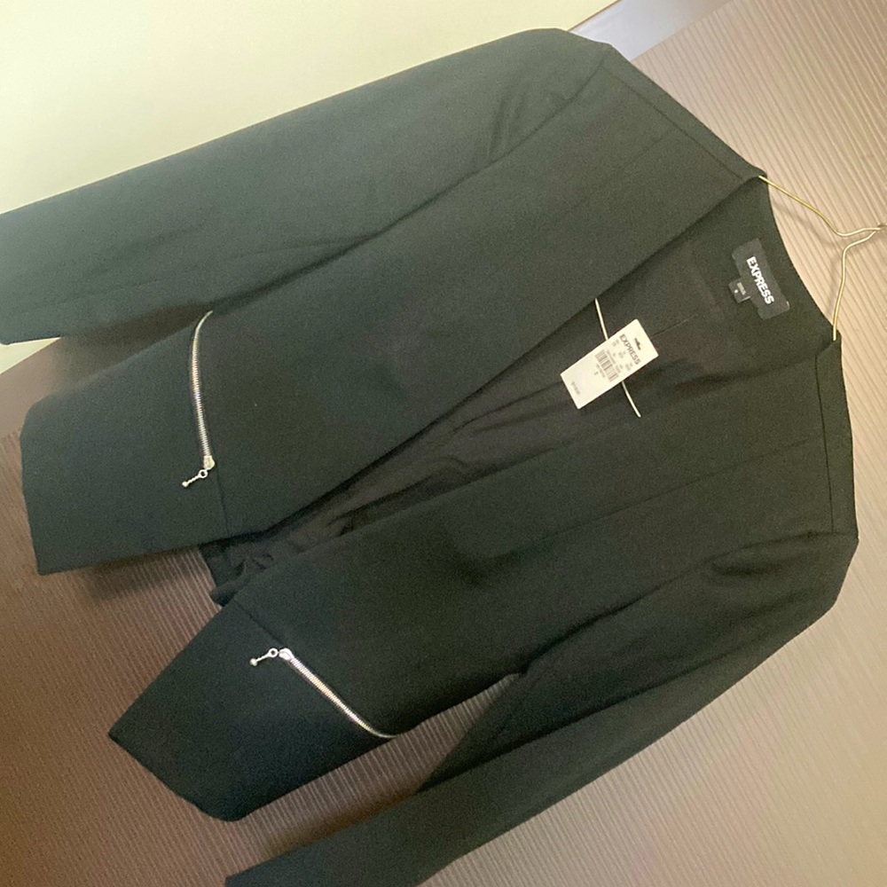 Never worn! Fantastic blazer! I love it, but it’s smaller than I’d prefer.